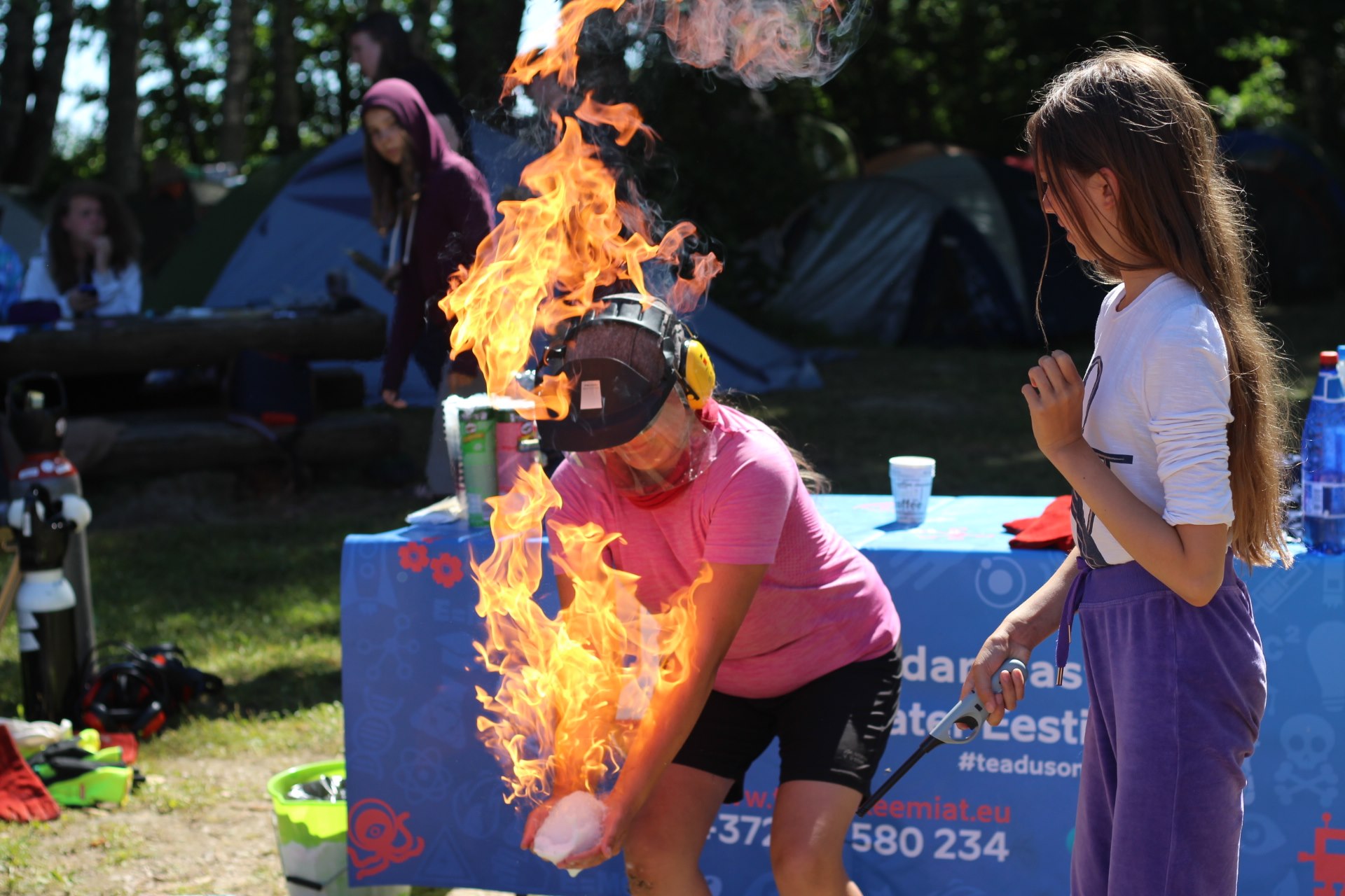 Purjekas väljumas järvele